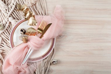  Boho tarzında Paskalya sofrası. Tabak, çatal bıçak ve bıldırcın yumurtaları Paskalya masasında, metin için alanı kopyala