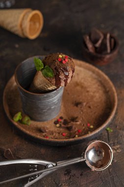 Ev yapımı çikolatalı dondurma külahı çikolata şurubu ve naneli, dikey fotoğraf.