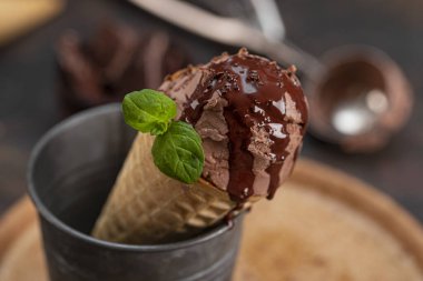 Ev yapımı çikolatalı dondurma külahı. Çikolata şurubu ve nane şekeri. Kapalı olsun.