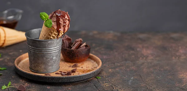 Ev yapımı çikolatalı dondurma külahı. Çikolata şurubu ve naneli. Karanlık masa internet afişi. — Stok fotoğraf