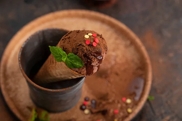Домашнє шоколадне морозиво з шоколадним сиропом і м'ятою на темному столі — стокове фото