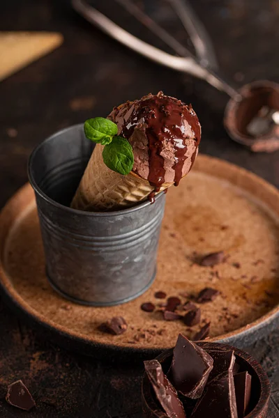 Ev yapımı çikolatalı dondurma külahı çikolata şurubu ve naneli, dikey fotoğraf.