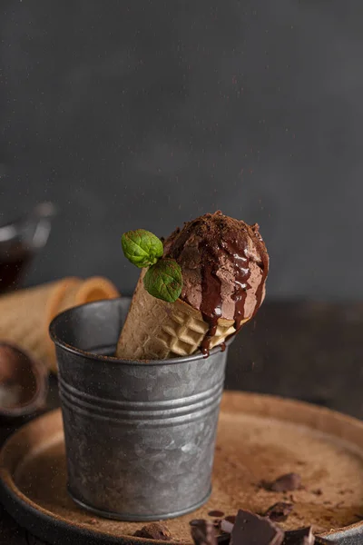 Domácí čokoládový zmrzlinový kornout s čokoládovým sirupem a mátou, vertikální foto — Stock fotografie