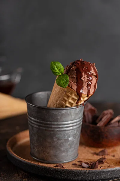 Ev yapımı çikolatalı dondurma külahı çikolata şurubu ve naneli, dikey fotoğraf. — Stok fotoğraf