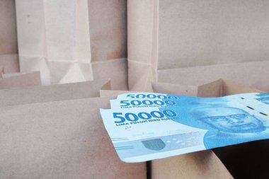 Kahverengi bir kesekağıdındaki 350.000 rupia çarşafını kapat.