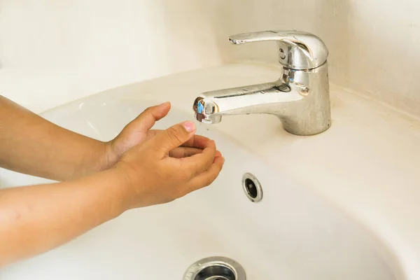 Kleine Handen Wassen Handen Onder Kraan Gootsteen Kamer — Stockfoto