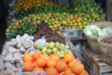 Meyve pazarında sepette taze tropikal meyve tezgahının bulanık arka planı