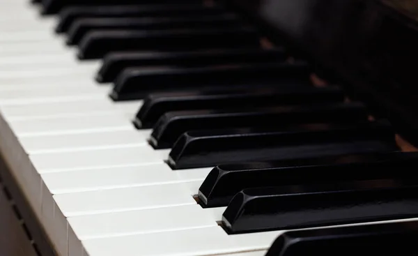 Beyaz ve siyah tuşlu klasik ahşap piyano. Müzik eğitimi.