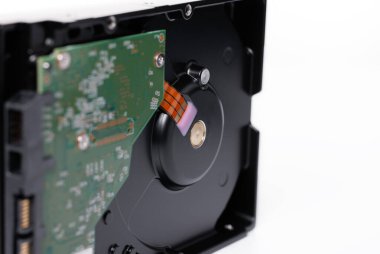 Verileri kaydetmek ve kaydetmek için beyaz bir arkaplanda izole edilmiş bir sabit disk aksesuarları.