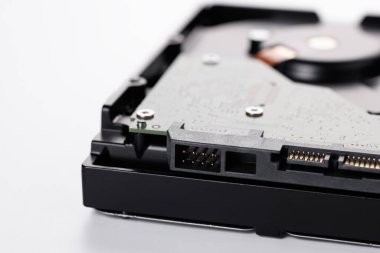 Verileri kaydetmek ve kaydetmek için beyaz bir arkaplanda izole edilmiş bir sabit disk aksesuarları.