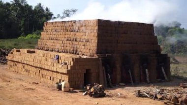 Çamurdan yapılmış tuğlaları kurutup yakmak. Geleneksel yöntemle.