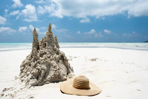 Κάστρο Άμμου Τροπική Παραλία Λευκή Άμμο Στις Μαλδίβες Διακοπές Έννοια — Φωτογραφία Αρχείου