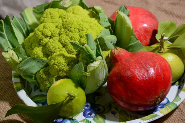 Arka plan olarak nar limonları ve organik gıdalar.