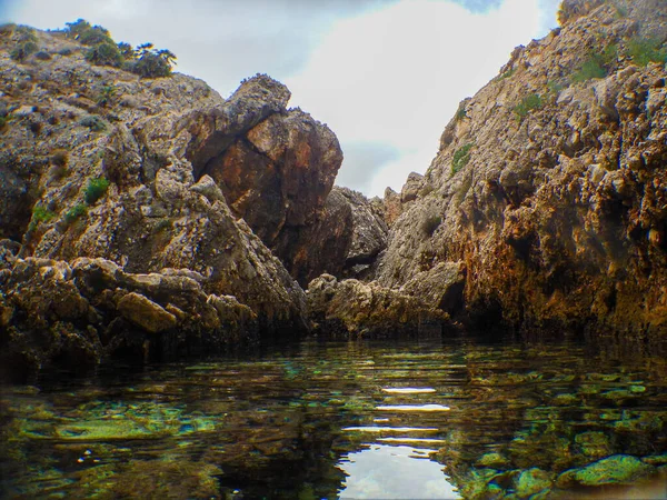 Venušské Jezero Uhnízděné Útesech San Vito Capo Viděné Moře — Stock fotografie