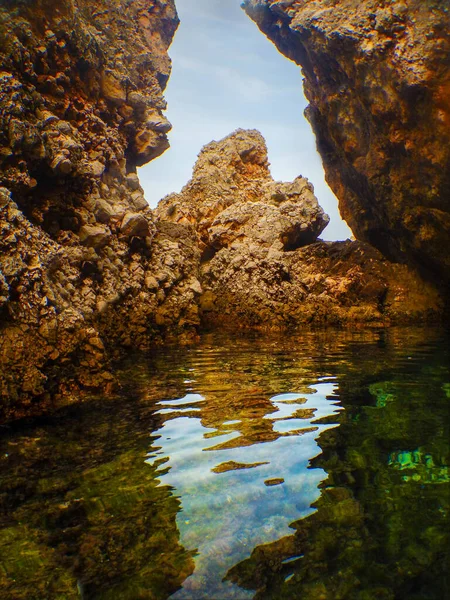 Venušské Jezero Uhnízděné Útesech San Vito Capo Viděné Moře — Stock fotografie