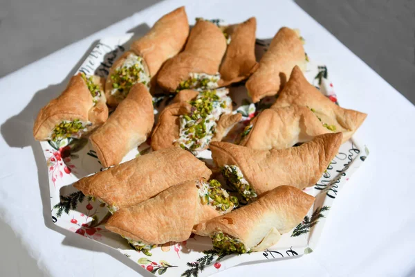 Italian Finger Food Shortcrust Pastry Cannoli Melted Cheese Chopped Pistachios — Stockfoto