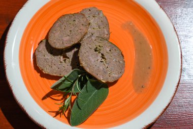 Sığır eti, mortadella, parmesan ve baharattan yapılmış İtalyan köftesi dilimleri. Hepsi ince öğütülmüş ve fırınlanmış.