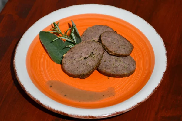 Sığır eti, mortadella, parmesan ve baharattan yapılmış İtalyan köftesi dilimleri. Hepsi ince öğütülmüş ve fırınlanmış.