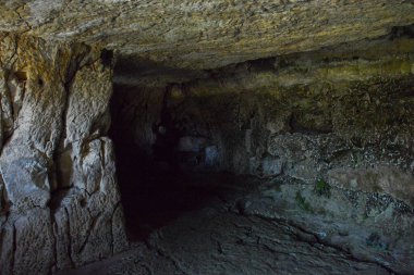 Katakomdaki mezarlığa giriş.