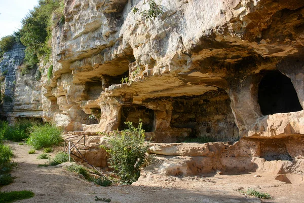 Katakomdaki mezarlığa giriş.