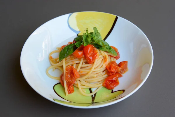 Spaghetti Con Pomodorini Freschi Basilico Una Dieta Mediterranea Condita Con — Foto Stock