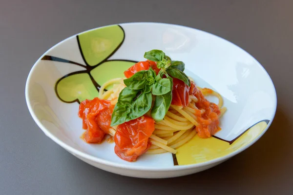 Spaghetti Mit Frischen Kirschtomaten Und Basilikum Für Eine Mediterrane Ernährung — Stockfoto