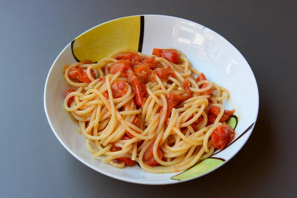 Spaghetti Fresh Cherry Tomatoes Basil Mediterranean Diet Dressed Olive Oil — Stock Photo, Image