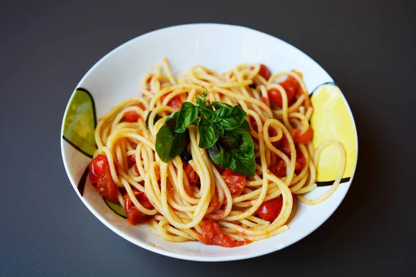 Espaguetis Con Tomates Cherry Frescos Albahaca Para Una Dieta Mediterránea — Foto de Stock