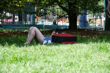 Ağustos 'ta Milano' da sıcak ve yorgunluğa meydan okuyan turistler