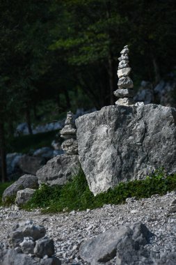 İtalya 'da Tenno Gölü' nün yeşil sularının önündeki taşların zirvesi.