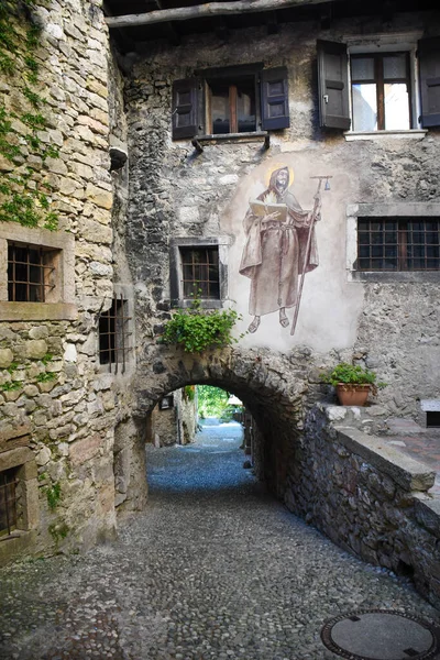 Średniowieczne Włoskie Wioski Ukryte Górach Lasach — Zdjęcie stockowe
