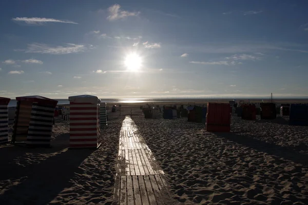 Avondstemming Het Strand Zon Schijnt Het Houten Pad — Stockfoto