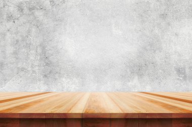 Ahşap masa üstü çıplak beton duvar arka plan üzerinde - görüntülemek için kullanılan veya ürün montaj
