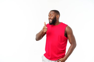 Genç African American Man üzerinde izole arka plan giymek güzel gözlük gülümseyen mutlu yüz.
