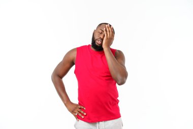 Genç spor afrikalı amerikalı adam mutsuz ve bir şey ile sinirli. Negatif yüz ifadesi.