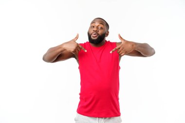 Genç African American Man üzerinde izole arka plan giymek güzel gözlük gülümseyen mutlu yüz.