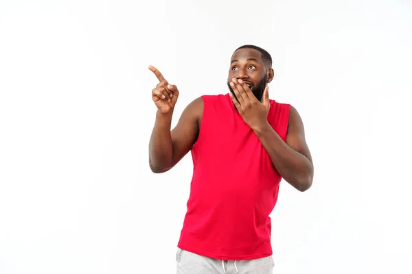 Joven afroamericano deportista señalando con el dedo sorprendido, se siente exitoso y próspero — Foto de Stock