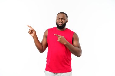 Genç afro-amerikan spor adam şaşırttı ile parmak işaret, başarılı ve müreffeh hissediyor