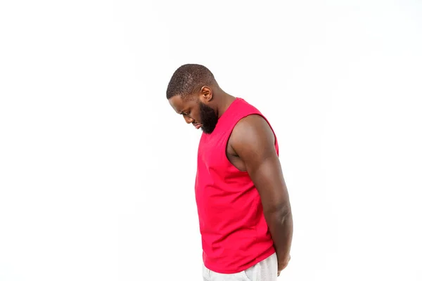 Un adolescent afro-américain montre des muscles sur le bras. Isolé sur fond blanc. Portrait studio. Concept de l'âge transitoire — Photo