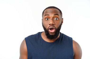 Spordaki genç fitness Afrikalı siyah adam beyaz arka planda izole edilmiş kaygısız tezahürat yapıyor..