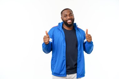 Genç African American Man üzerinde izole arka plan giymek güzel gözlük gülümseyen mutlu yüz.