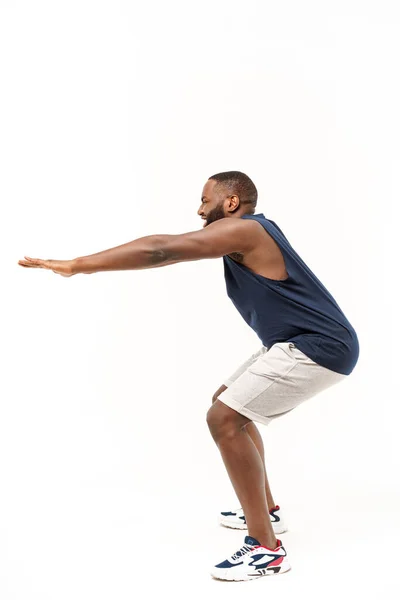 Egészséges látszó boldog fiatal afro-amerikai férfi kész edzés elszigetelt fehér háttér — Stock Fotó