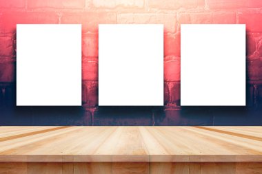 Poster ya da çerçeve ofis eşyalarıyla şablon oluşturun ve ahşap masa üzerinde fırça boyayın