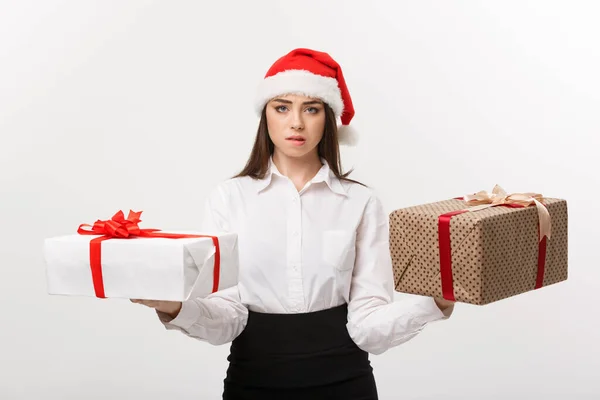 Conceito de Natal - jovem mulher de negócios caucasiana feliz com chapéu de Papai Noel escolher caixas de presente com espaço de cópia no lado . — Fotografia de Stock