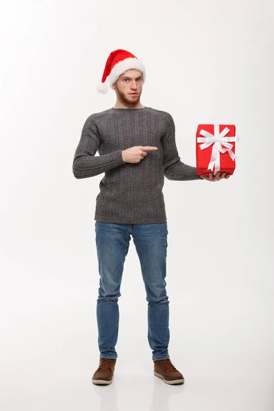 크리스마스 컨셉-손가락 존재를 가리키는 수염과 행복 한 젊은 남자 흰색 배경에 고립. — 스톡 사진
