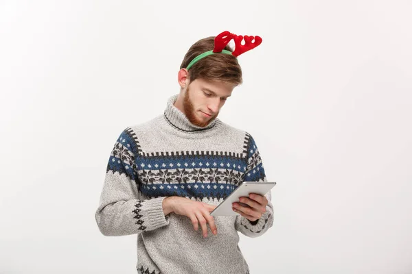 Holiday concept - Νεαρός γενειάδα όμορφος άντρας που εργάζεται σε ψηφιακή ταμπλέτα σε λευκό φόντο. — Φωτογραφία Αρχείου
