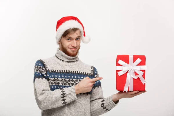 Boże Narodzenie koncepcja - szczęśliwy młodego człowieka z brodą, wskazując palcem obecny na białym tle na białym tle. — Zdjęcie stockowe