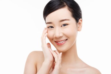 Güzellik Konsepti - yakın plan güzel Asyalı kadın yüzü beyaz üzerinde izole.