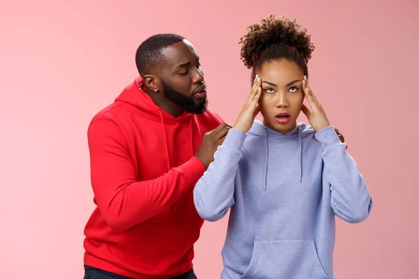 Man apologizing girlfriend behind back touching shoulder comforting girl feel pressured irritated fed up lying hear boyfriend sorry arguing standing bothered pink background, couple fighting — Stock Photo, Image