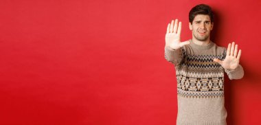 Hayal kırıklığına uğramış yakışıklı bir adam. Durmak istiyor. Korkunç bir şeyi reddediyor.